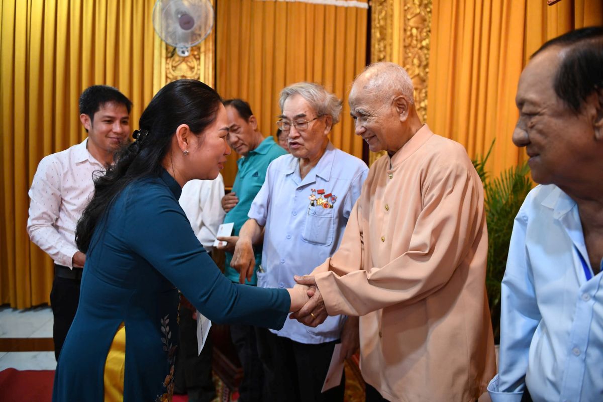 Thứ trưởng tặng quà, chúc Tết tới 32 cá nhân tiêu biểu là người có uy tín trong đồng bào dân tộc Khmer tại chùa Candaransi (phường Xuân Hoà). Ảnh: Đông Hoàng