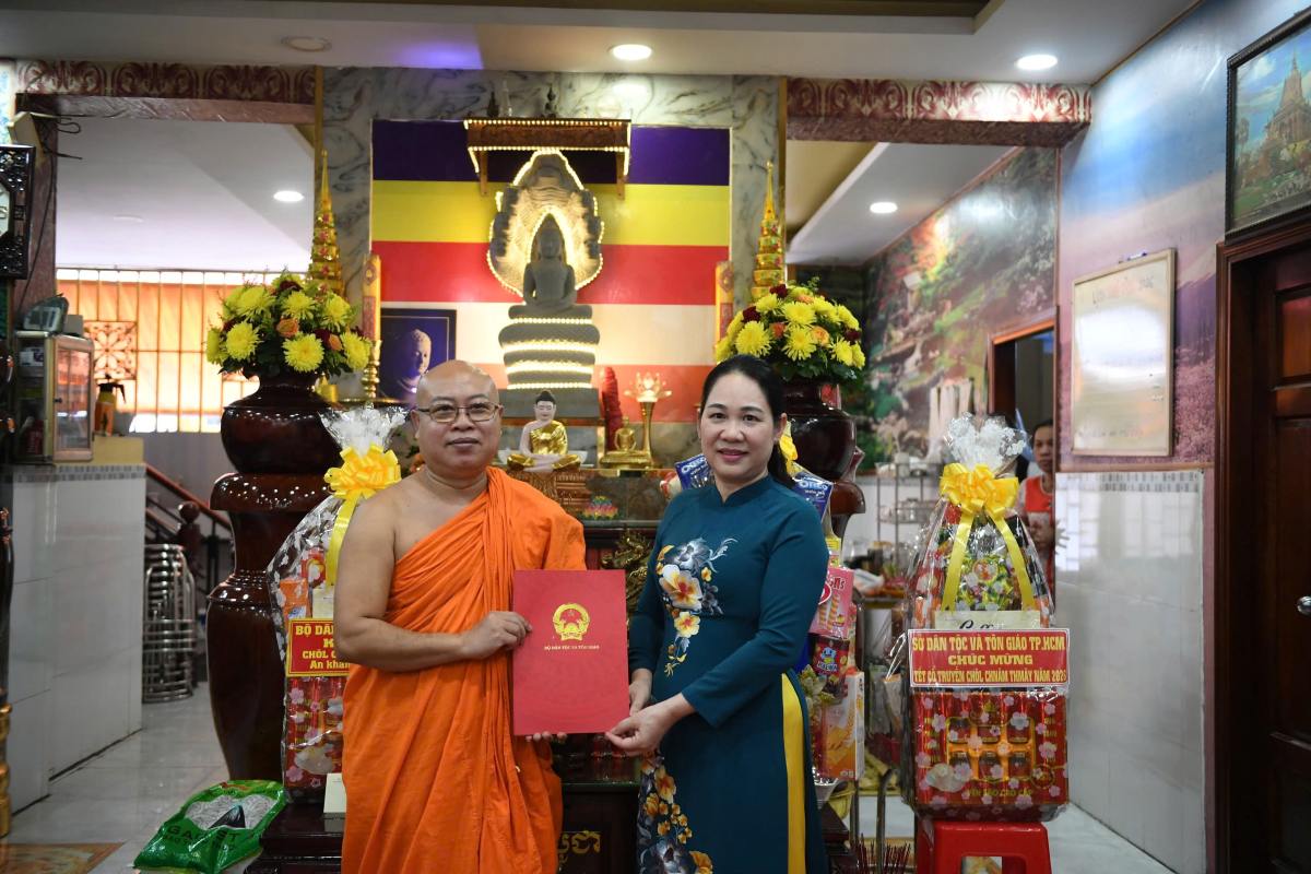 Thứ trưởng ghi nhận và đánh giá cao những kết quả đạt được của đồng bào Khmer tại TPHCM thời gian qua. Ảnh: Đông Hoàng