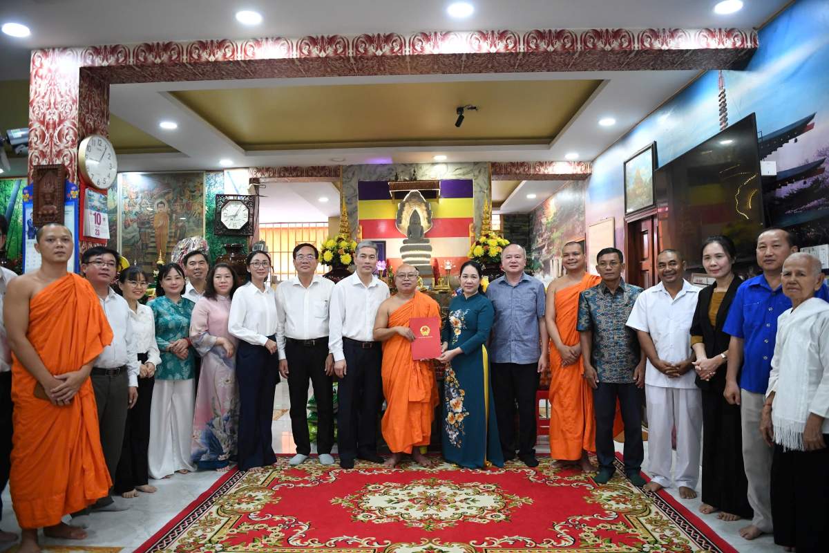 Đoàn công tác Bộ Dân tộc và Tôn giáo do Thứ trưởng Nông Thị Hà làm trưởng đoàn đã đến thăm, chúc Tết và tặng quà đồng bào Khmer. Ảnh: Đông Hoàng