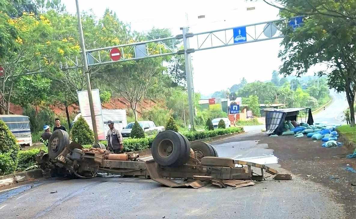 Tai nạn khiến xe tải vỡ nát, tách rời hư hỏng hoàn toàn. Ảnh: Thần Hy 