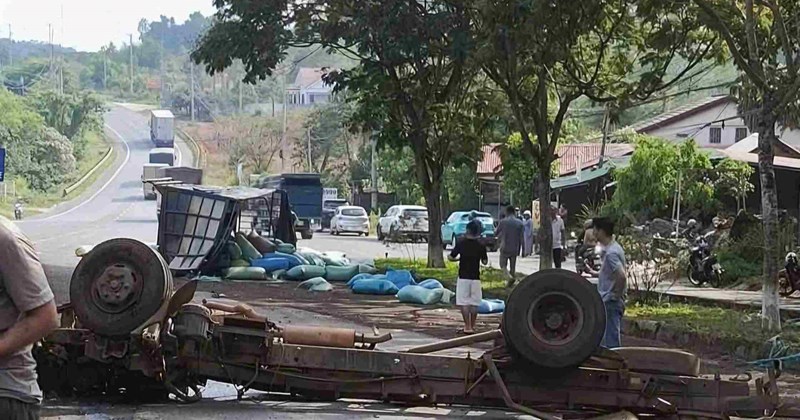 Xe tải nát bét sau khi đâm cây cổ thụ, 2 người bị thương nặng