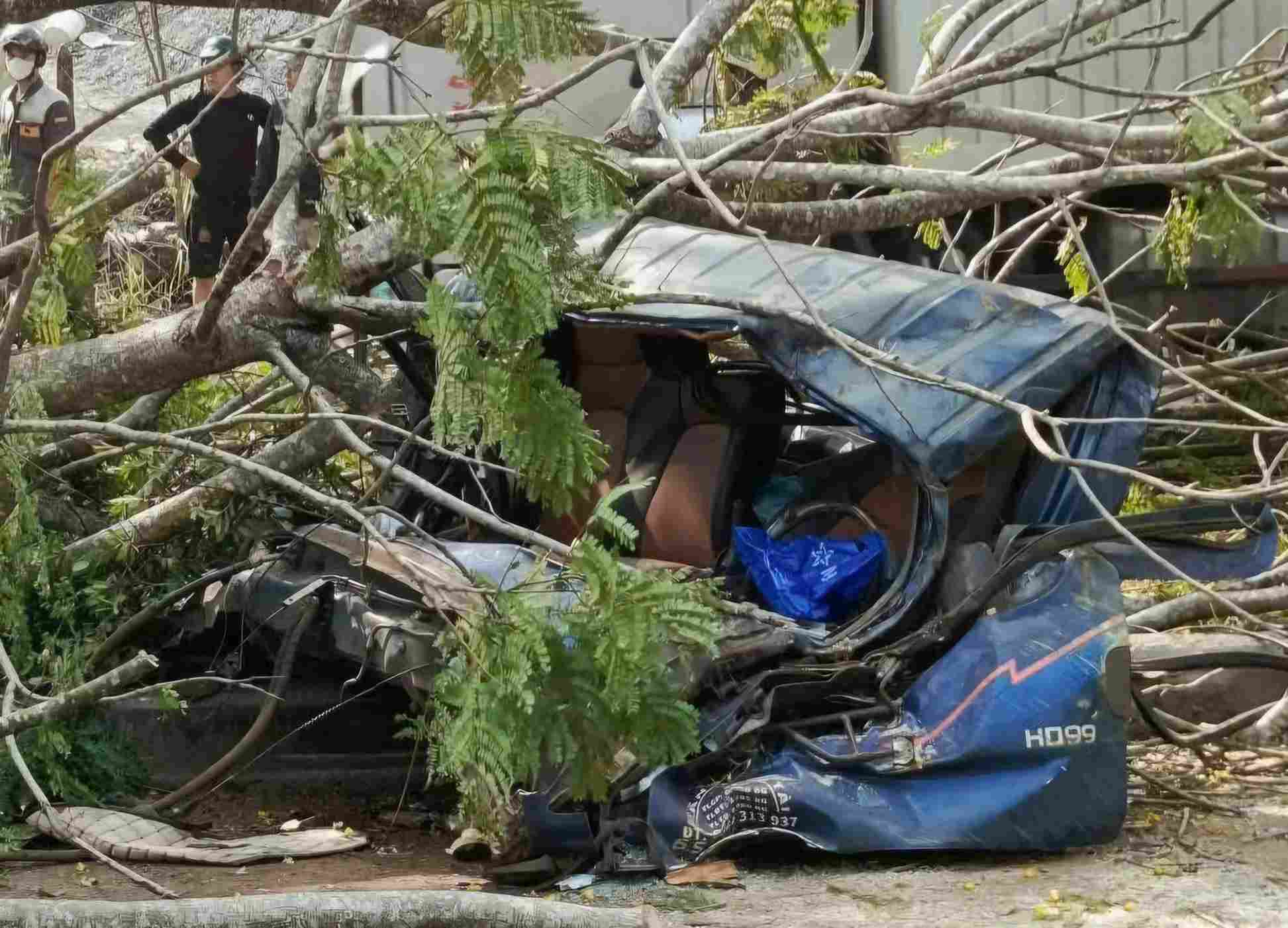 Ca bin xe tải văng ra khỏi thân xe biến dạng hoàn toàn. Ảnh: Thần Hy 