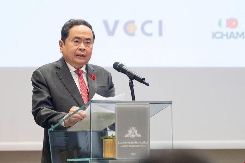 Politburo Member, National Assembly Chairman Tran Thanh Man speaks at the Policy Seminar to Promote Vietnam - Italy Cooperation. Photo: Quochoi. vn