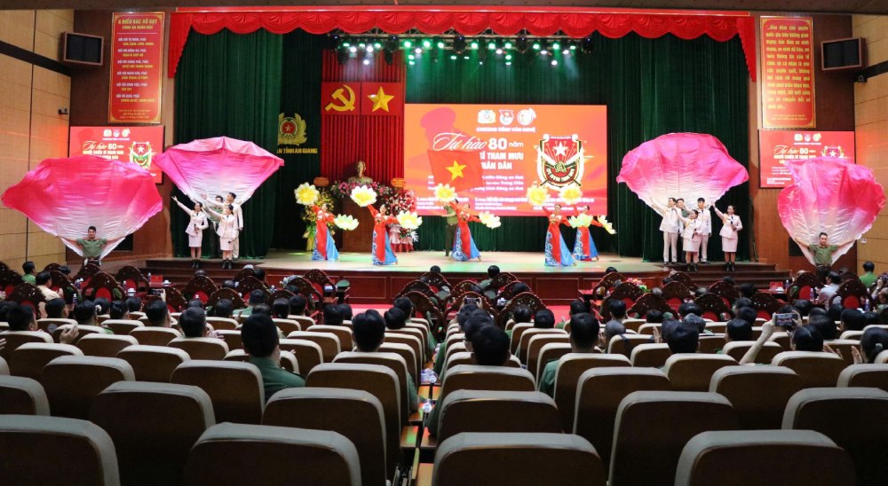 Đại biểu dự họp mặt. Ảnh: Tiến Dũng