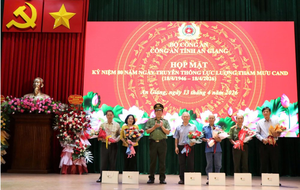 Thiếu tướng Nguyễn Văn Hận, Giám đốc Công an tỉnh tặng hoa và quà lưu niệm các đồng chí nguyên Lãnh đạo Phòng Tham mưu Công an tỉnh qua các thời kỳ. Ảnh: Tiến Dũng