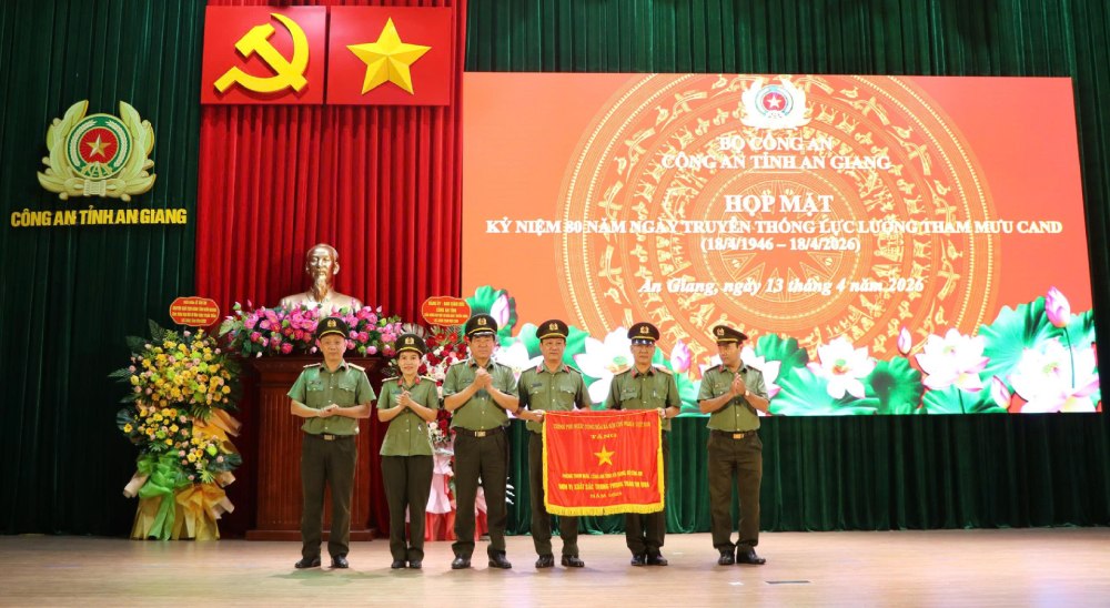El General de División Nguyễn Văn Hận, Director de la Policía Provincial de An Giang, entrega la Bandera de Emulación del Gobierno al colectivo del Departamento de Estado Mayor de la Policía Provincial. Foto: Tiến Dũng