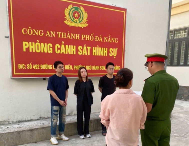 La police de Da Nang a fait une descente et démantelé un point de poker déguisé à l'hôtel 5 étoiles Wyndham Soleil. Photo: Police fournie