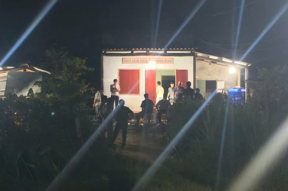 Công an phong tỏa hiện trường, điều tra nguyên nhân vụ 4 người tử vong trong cùng căn nhà ở Gia Lai. Ảnh: Đình Trương