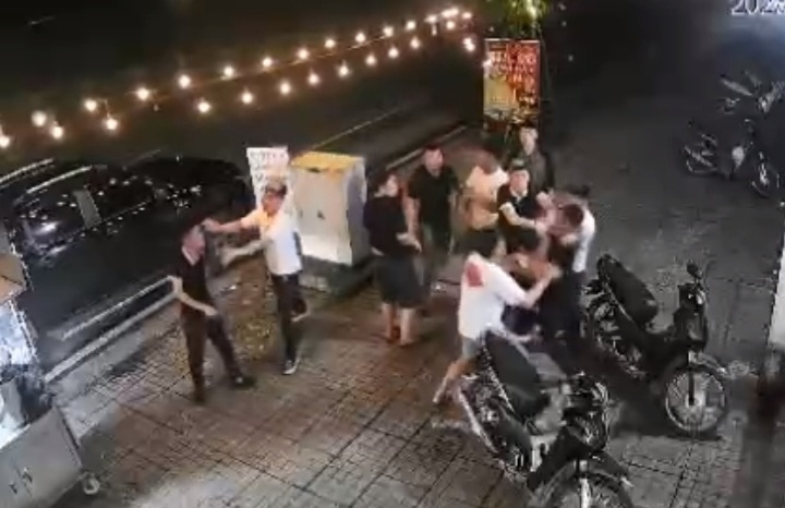 Nam thanh niên bị nhóm người hành hung. Ảnh: Thanh Dũng