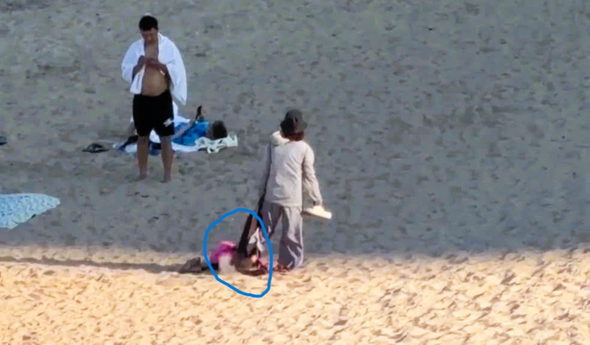 Taking advantage of tourists leaving personal property unattended on Nha Trang beach, subjects approach to steal. Photo: Khanh Hoa