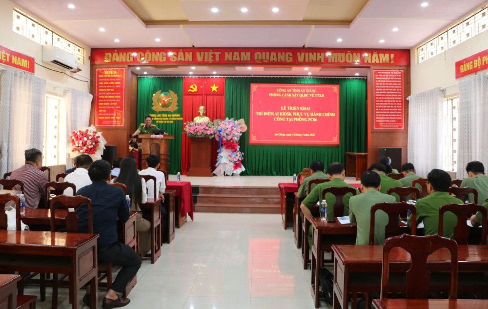 Đại biểu dự lễ triển khai thí điểm AI Kiosk phục vụ hành chính công. Ảnh: Tiến Dũng