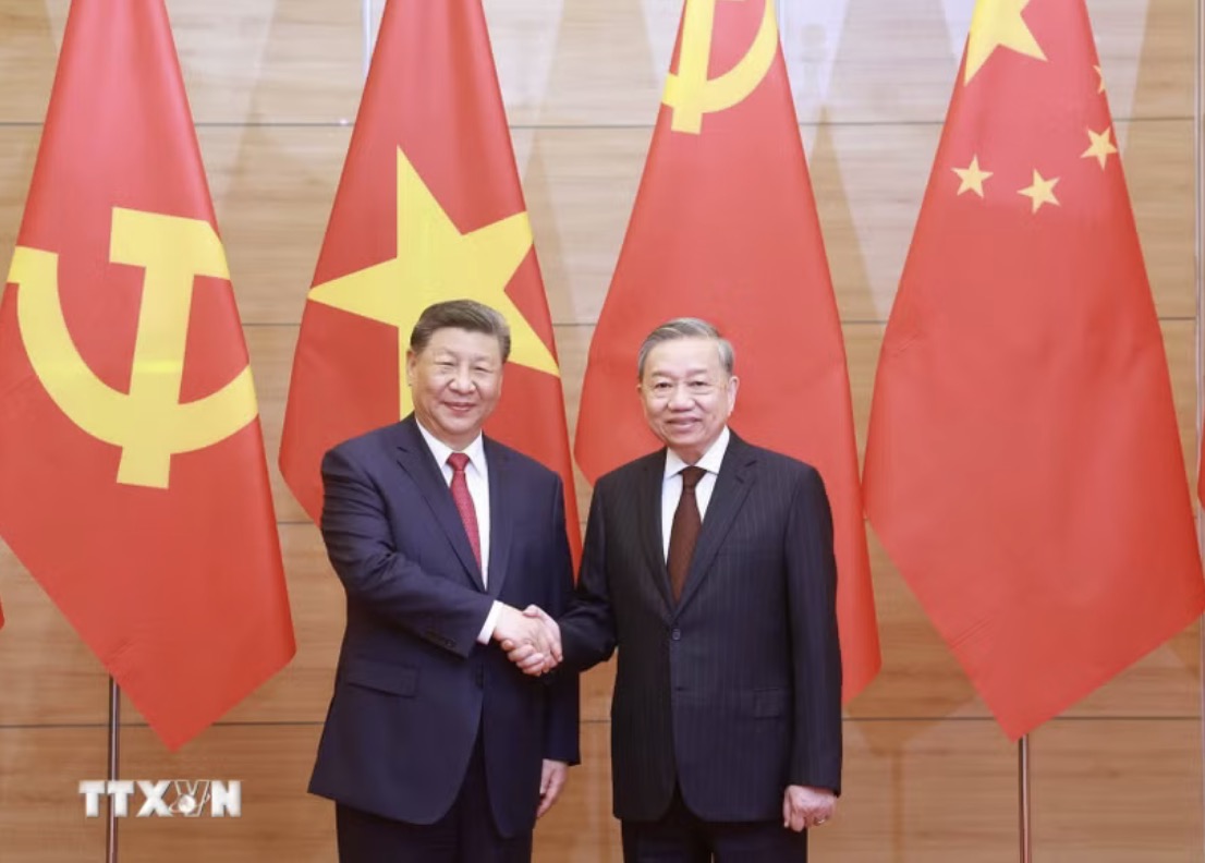 Le secrétaire général Tô Lâm et le secrétaire général et président chinois Xi Jinping à la réception d'État pour saluer la visite d'État au Vietnam du secrétaire général et président chinois Xi Jinping en avril 2025. Photo: TTXVN