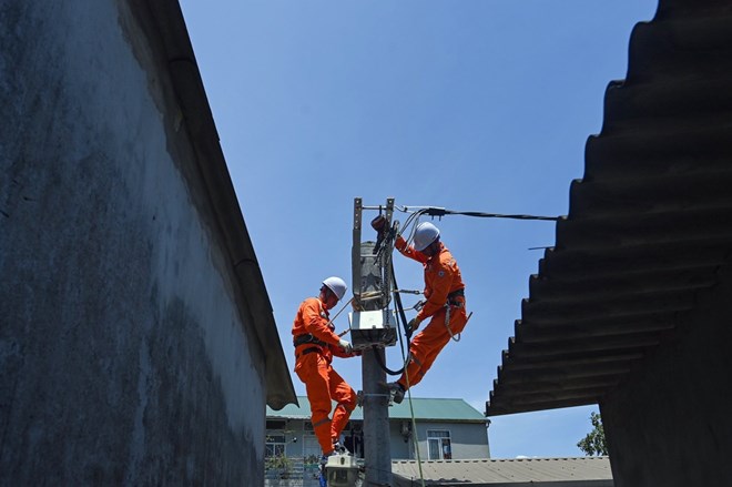 Đề nghị ngừng cấp điện đối với những người bán nước trên vỉa hè. Ảnh: EVN