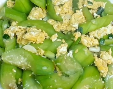Stir-fried gourd with eggs is one of the easiest dishes to prepare and is said to support kidney nourishment. Photo: Kieu Vu