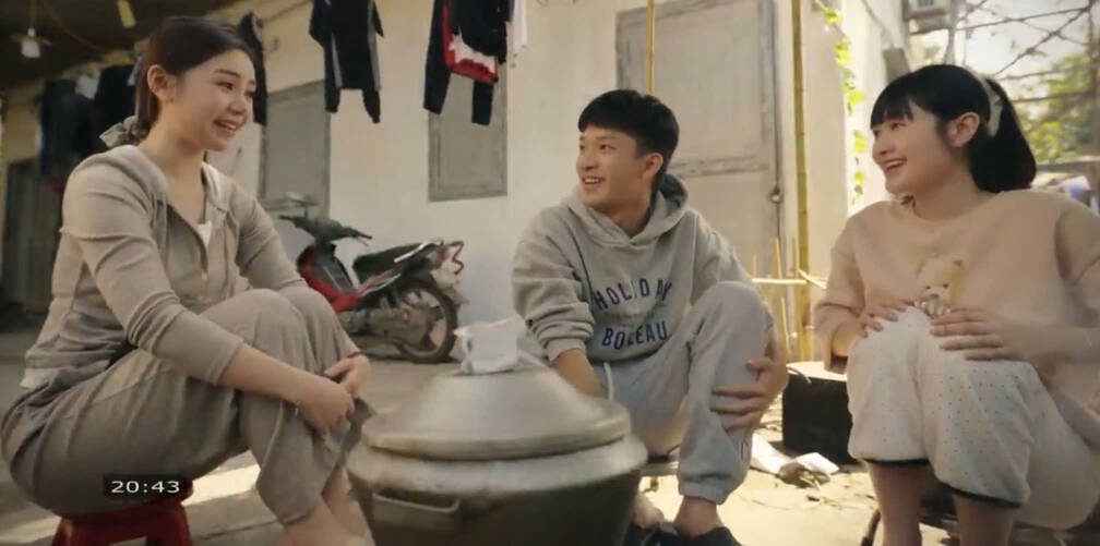 Ba chị em Thương vui vẻ, cười đùa bên nồi bánh khúc. Ảnh: VFC