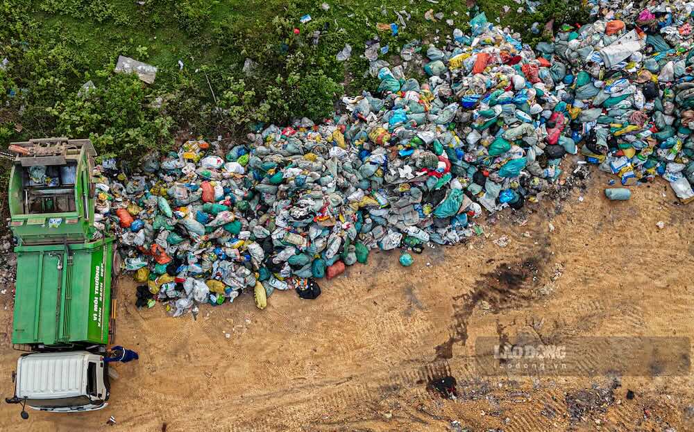 Các phương tiện đã đưa rác đến tập kết chờ ngày xử lí. Ảnh: Nguyễn Luân 