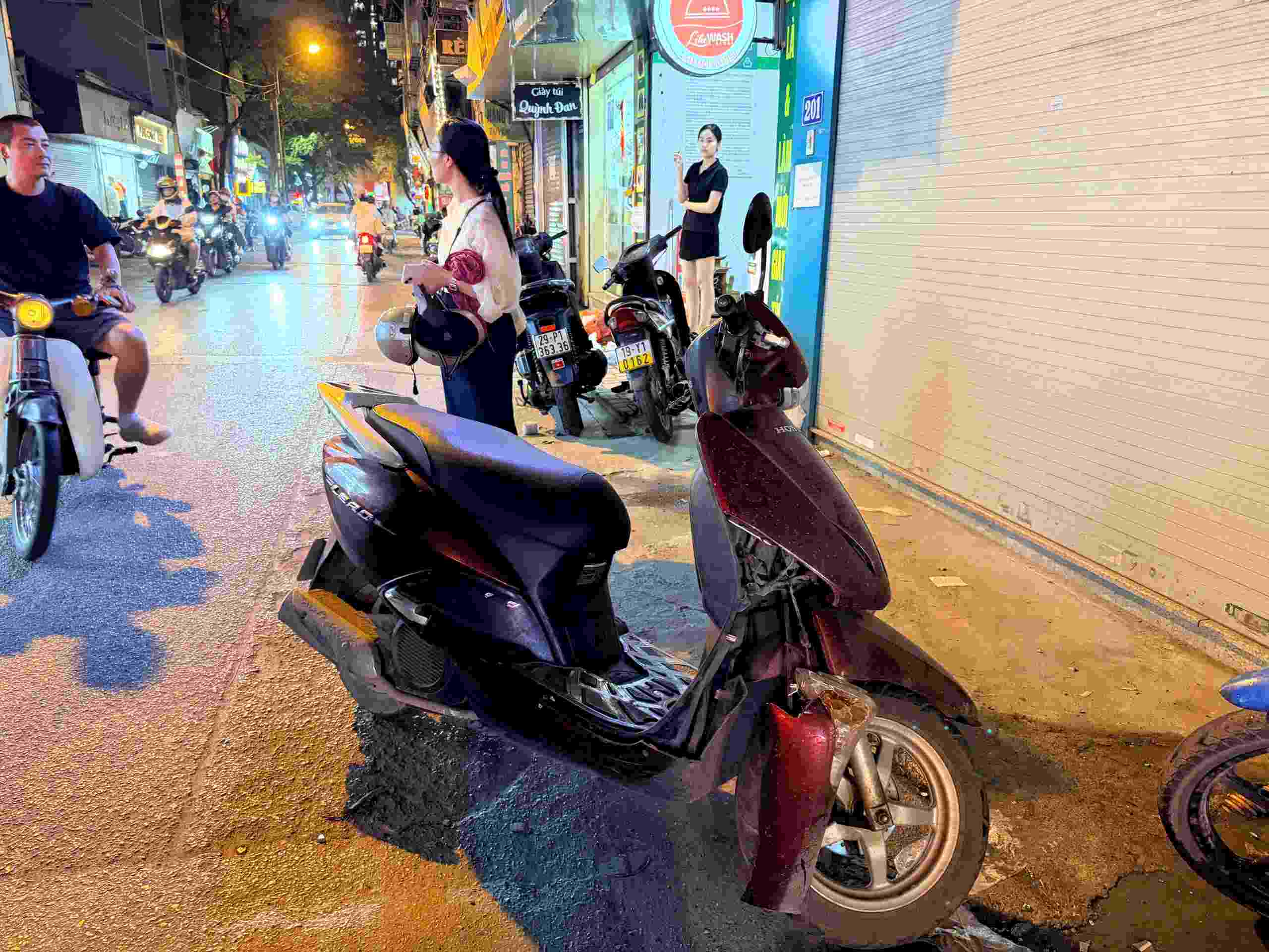 Xe máy bị hư hỏng sau khi bị ôtô đâm. Ảnh: Thế Kỷ