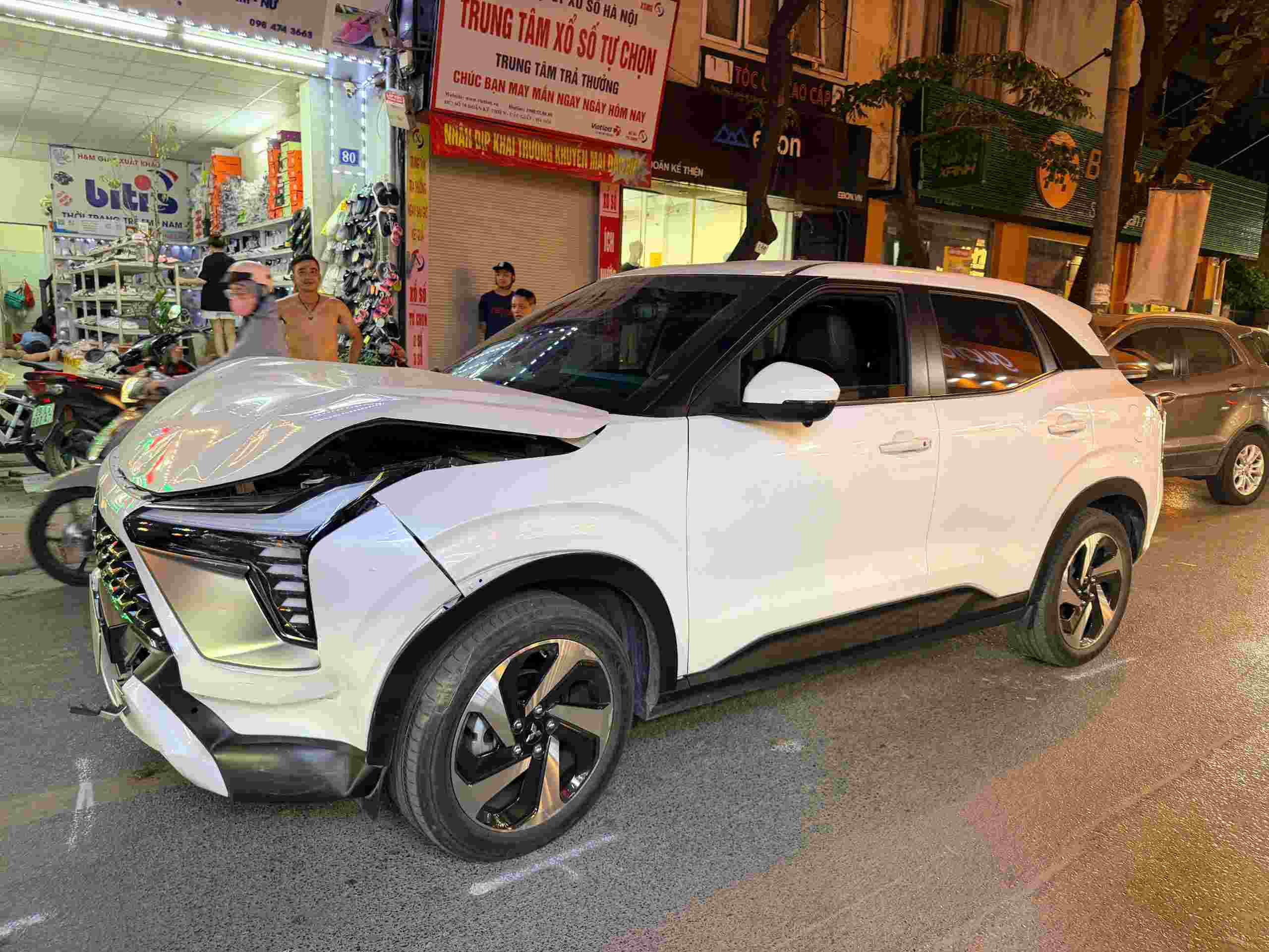 Chiếc ôtô do nữ tài xế điều khiển gây tai nạn liên hoàn. Ảnh: Thế Kỷ