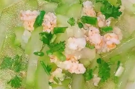 Winter melon soup with shrimp is one of the dishes that can support skin beauty and cleanse acne in the summer. Photo: Kieu Vu