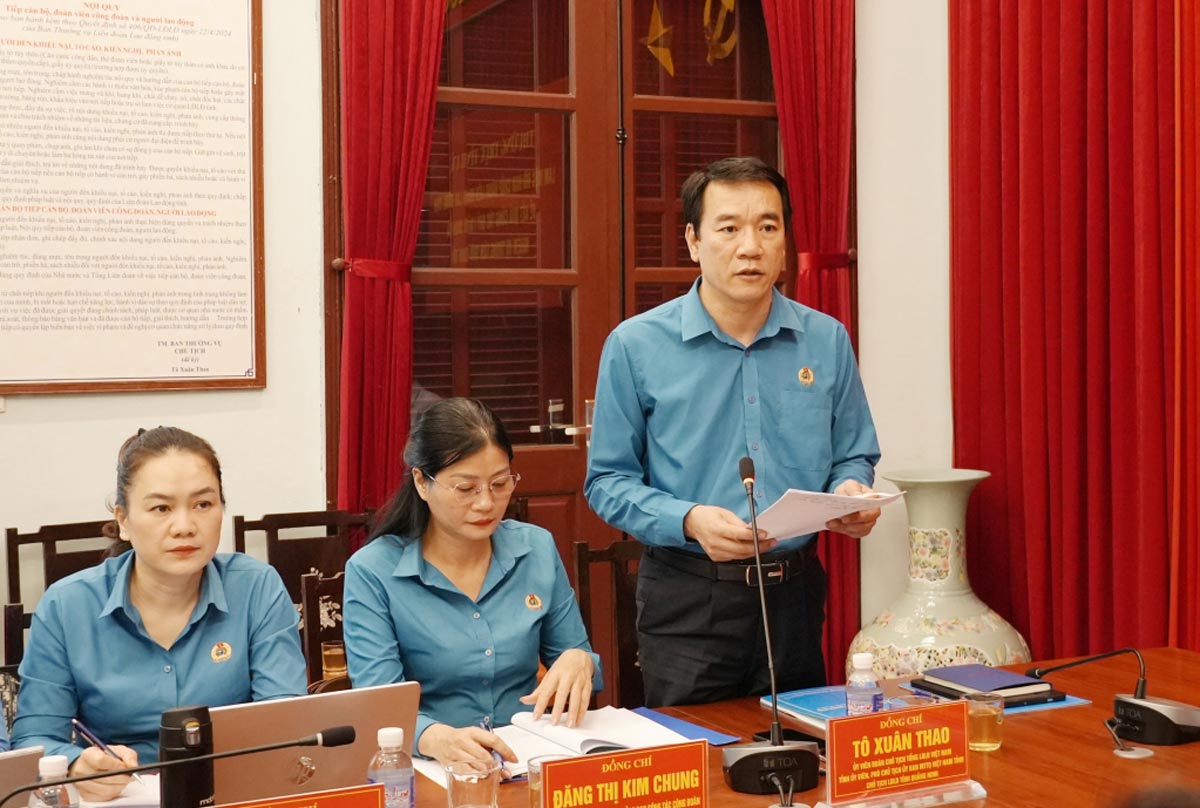 Đồng chí Tô Xuân Thao, Chủ tịch Liên đoàn Lao động tỉnh Quảng Ninh, báo cáo kết quả hoạt động Quý I/2026. Ảnh: Cổng TTĐT Quảng Ninh