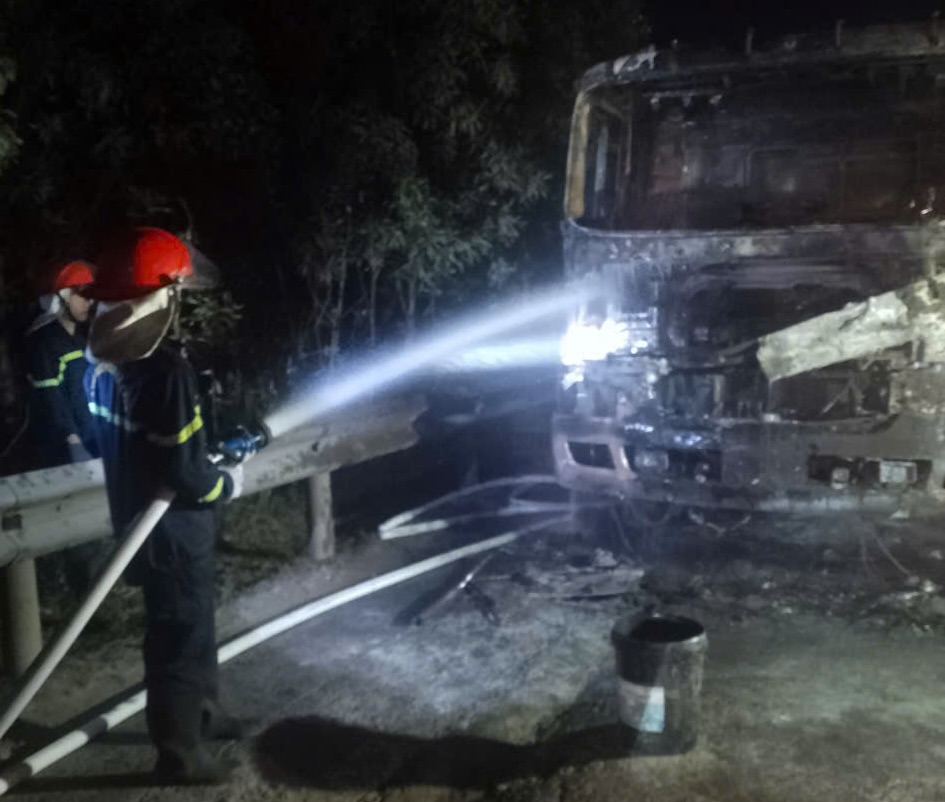 Tractor-trailer fire on National Highway 12A on the night of 13. 4. Photo: Hai Van