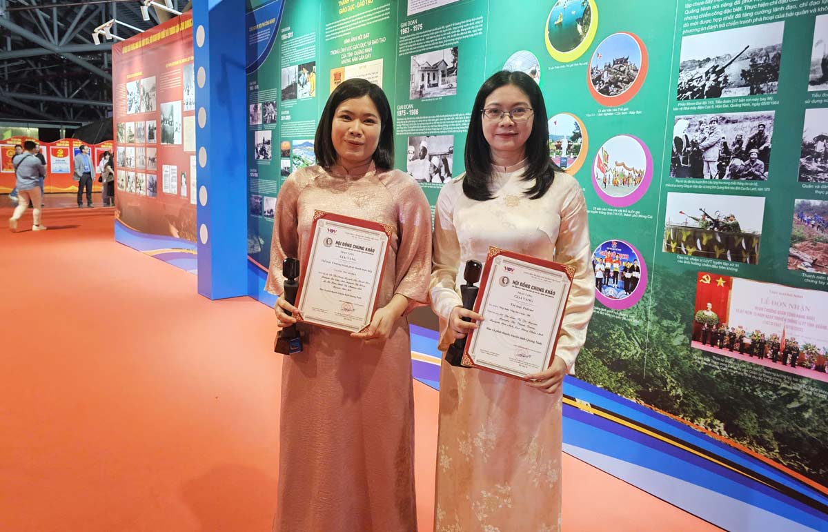 Representatives of two groups of authors won gold prizes at the 17th National Radio Festival - Quang Ninh 2026. Photo: Doan Hung