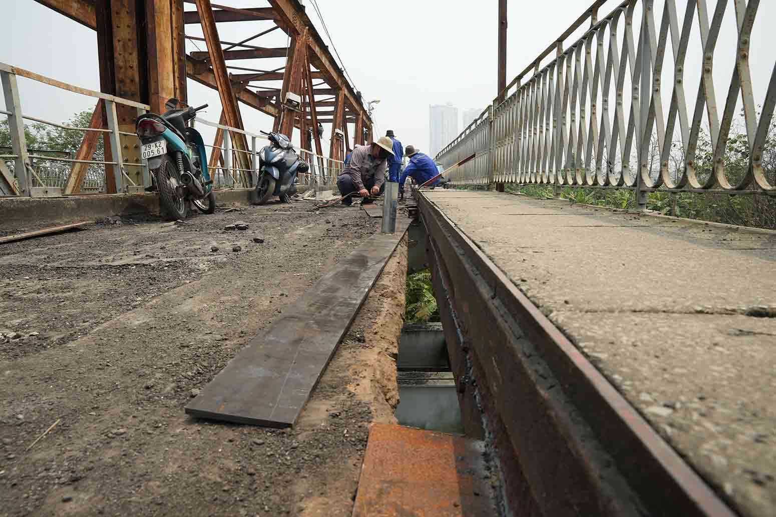 Long Bien Bridge pedestrian road has a new look in May