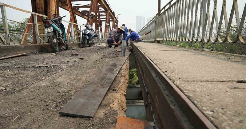 Cầu Long Biên: Đường đi bộ "thay áo mới" vào tháng 5