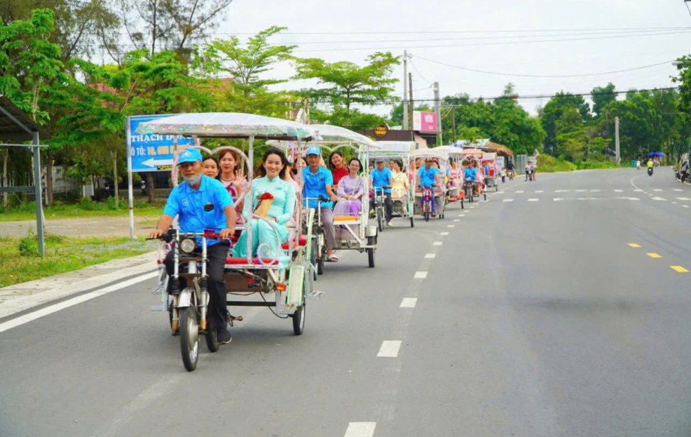 Ha Tien Cycling Union operates to serve and transport tourists to visit tourism. Photo: Provided by the Union