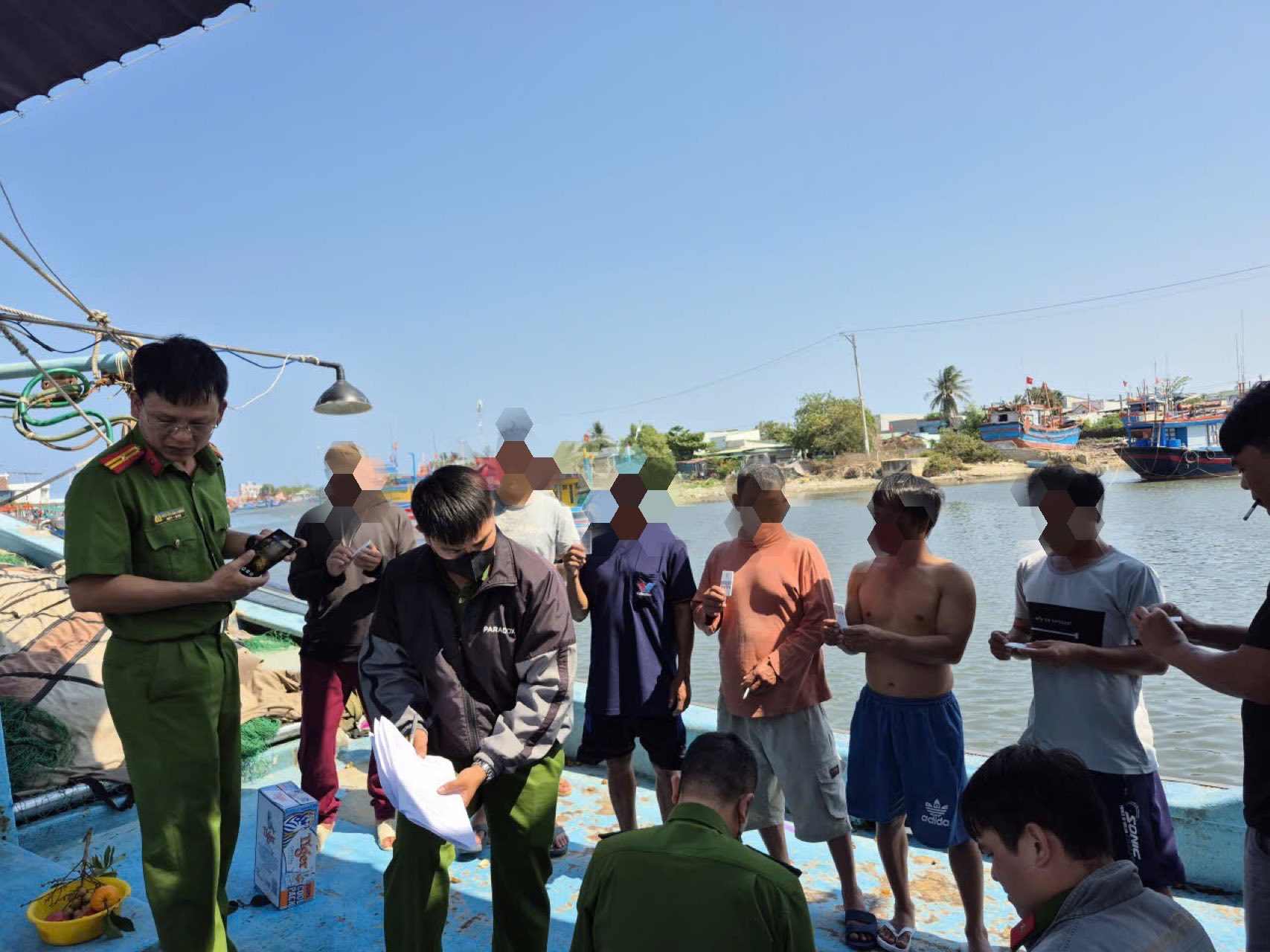 Las fuerzas funcionales realizan pruebas rápidas de drogas para los tripulantes que operan en barcos de pesca, con el fin de prevenir proactivamente desde el principio. Foto: Policía de Dong Hai