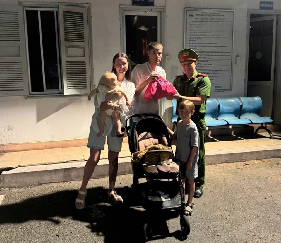 A service soldier has just helped a foreign tourist find lost property on a taxi. Photo: Police provided