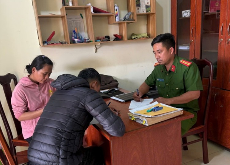 La policía de la comuna invitó a los estudiantes y a los padres a trabajar y firmar un compromiso para prevenir el ruido del escape y el rugido del acelerador. Foto: Policía proporcionada