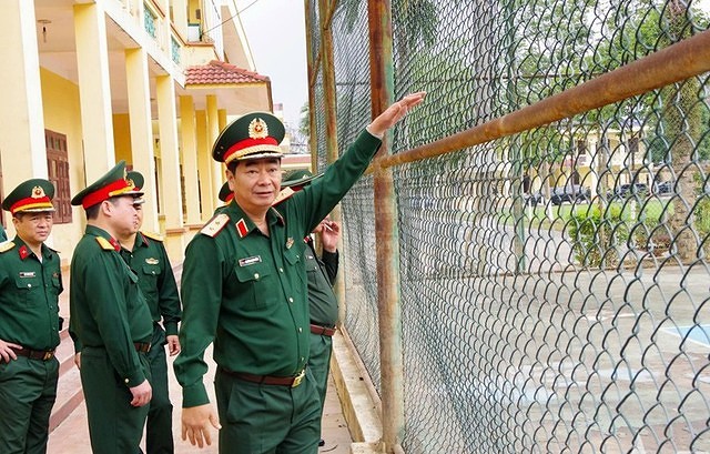Lieutenant General Truong Manh Dung - Commander of Military Region 1, visits and inspects the facilities of the Northern Military Junior High School. Photo: VGP