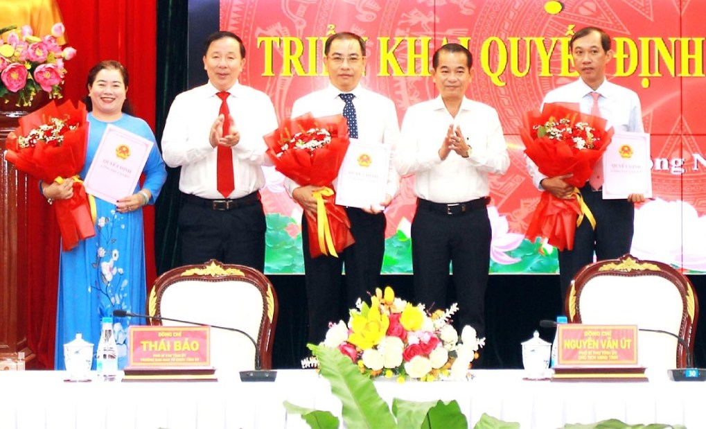 Lãnh đạo Tỉnh ủy, UBND tỉnh Đồng Nai trao quyết định về công tác cán bộ cho bà Nguyễn Thanh Hiền, ông Huỳnh Tấn Lộc và ông Trần Vũ Hoài Hạ. Ảnh: Hà Anh Chiến