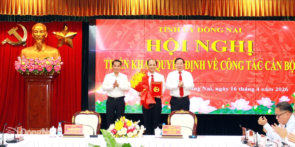 Lãnh đạo Tỉnh ủy, UBND tỉnh Đồng Nai trao quyết định về công tác cán bộ cho ông Nguyễn Tuấn Anh. Ảnh: HAC 