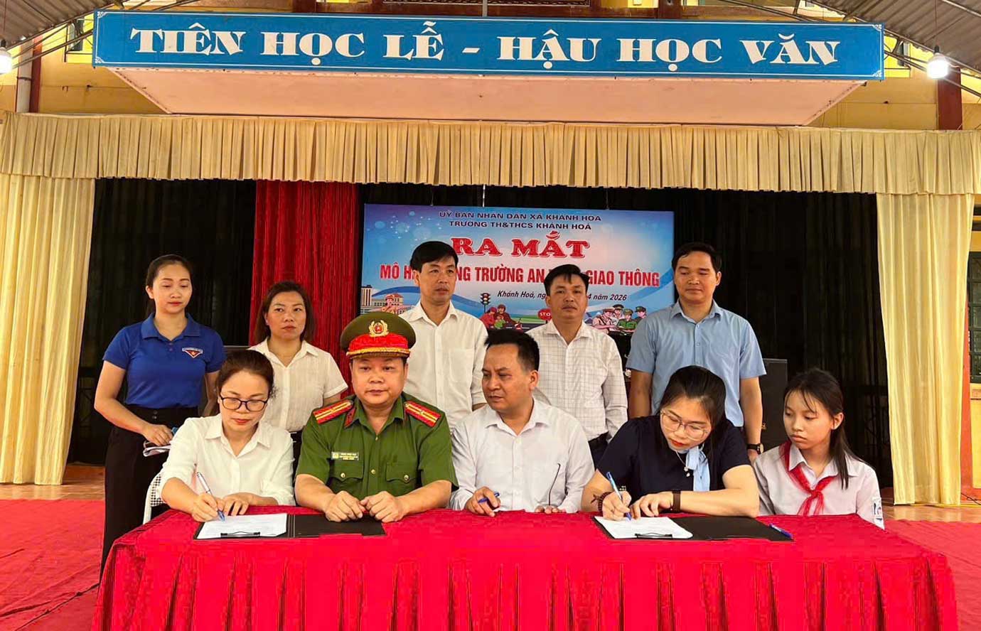 Ra mắt mô hình “Cổng trường an toàn giao thông” tại xã Khánh Hòa, góp phần nâng cao ý thức chấp hành luật cho học sinh. Ảnh: Công an tỉnh Lào Cai
