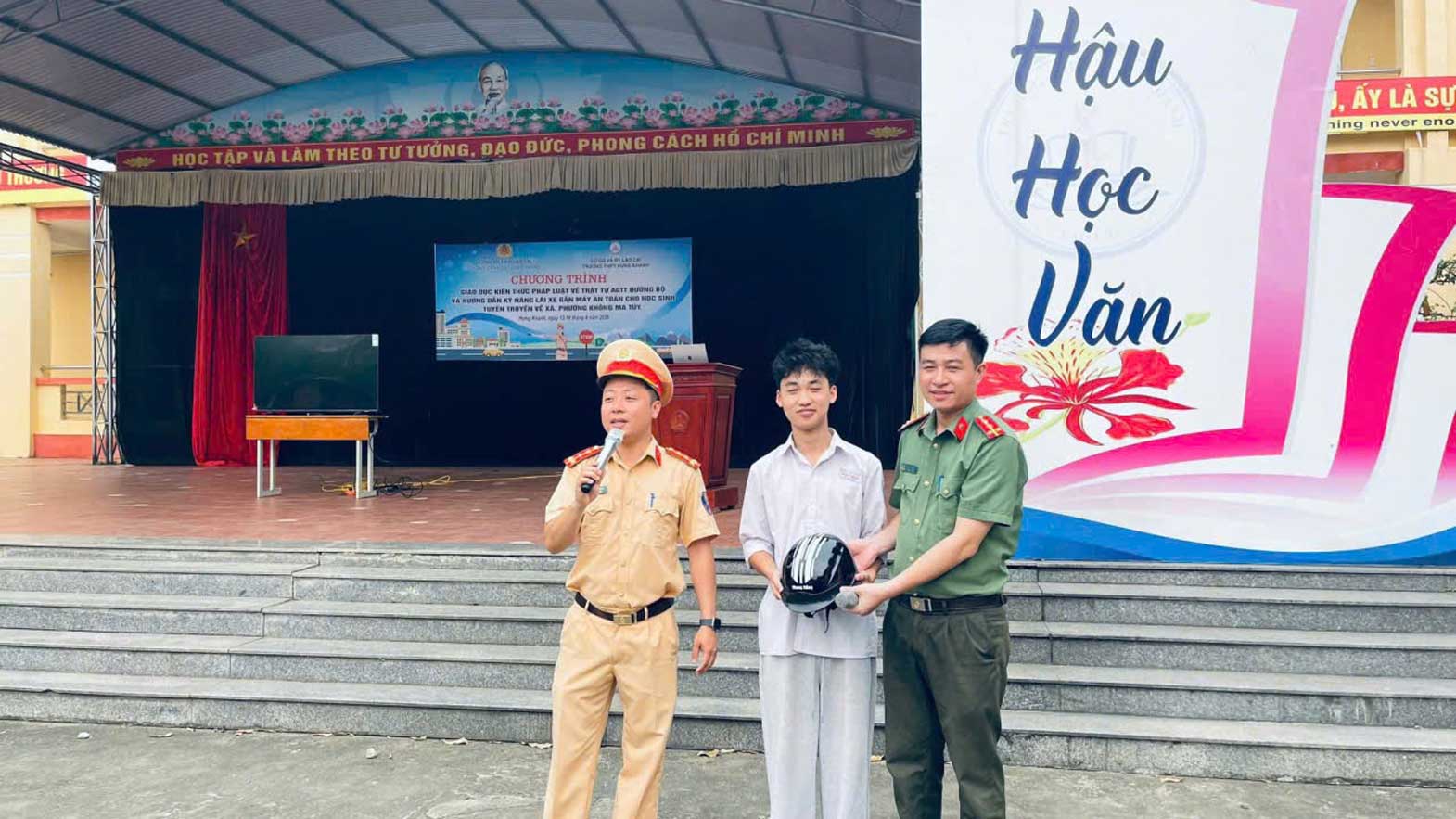 Lực lượng Công an tuyên truyền pháp luật, hướng dẫn kỹ năng tham gia giao thông an toàn cho học sinh. Ảnh: Công an tỉnh Lào Cai