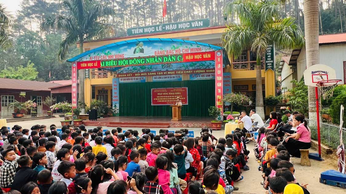 Đông đảo học sinh tham gia hoạt động ngoại khóa tuyên truyền pháp luật, nâng cao nhận thức và kỹ năng tự bảo vệ.