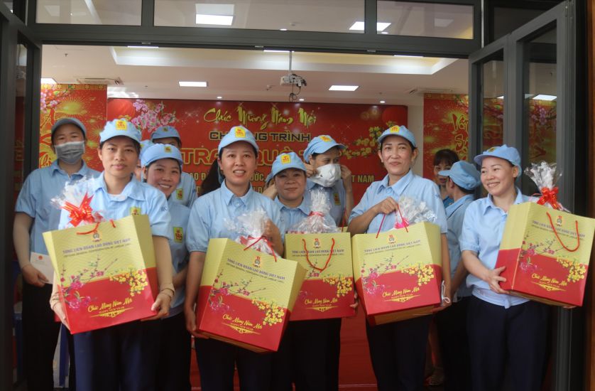 The joy of union members and workers at Dien Phu Industrial Cluster (Khanh Hoa) when receiving Tet gifts from the Trade Union organization. Photo: Phuong Linh