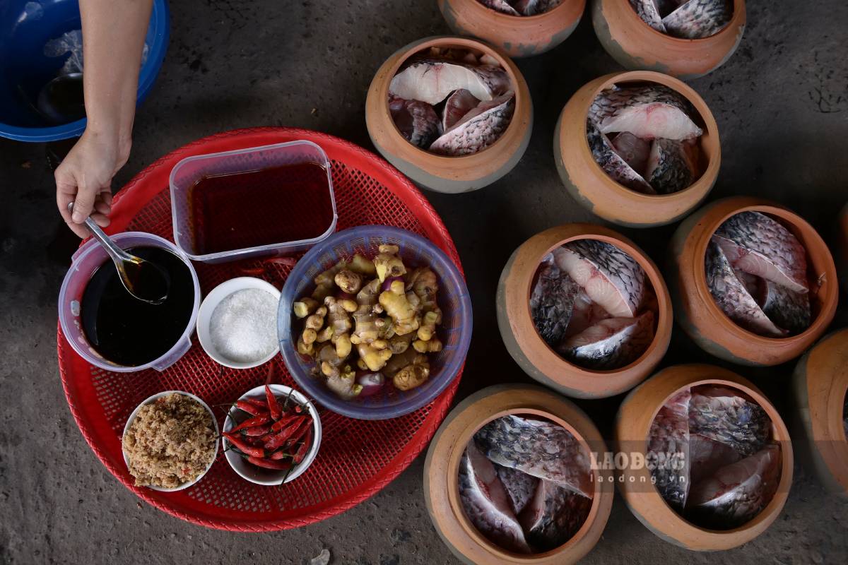 Là cơ sở cá kho Bá Kiến nổi tiếng, anh Nguyễn Bá Toàn cho biết, cá kho Vũ Đại được chế biến theo phương thức truyền thống, sử dụng đến 10 nguyên liệu như riềng, gừng, nước cốt chanh, hành, ớt… đặc biệt chỉ dùng nước mắm cốt, không sử dụng muối. Để có được niêu cá chuẩn vị, anh đặc biệt chú trọng từ khâu chọn cá, nước mắm đến củi đun và niêu kho, tất cả đều được chuẩn bị kỹ lưỡng.