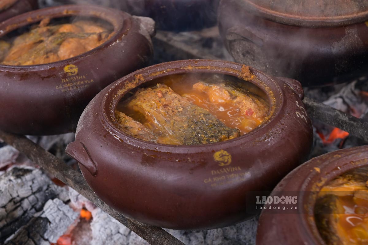 Cá dùng để kho là cá trắm đen, nuôi bằng ốc từ 2-3 năm, trọng lượng từ 5-8 kg/con. Cá phải còn sống nguyên cho tới khi làm món.