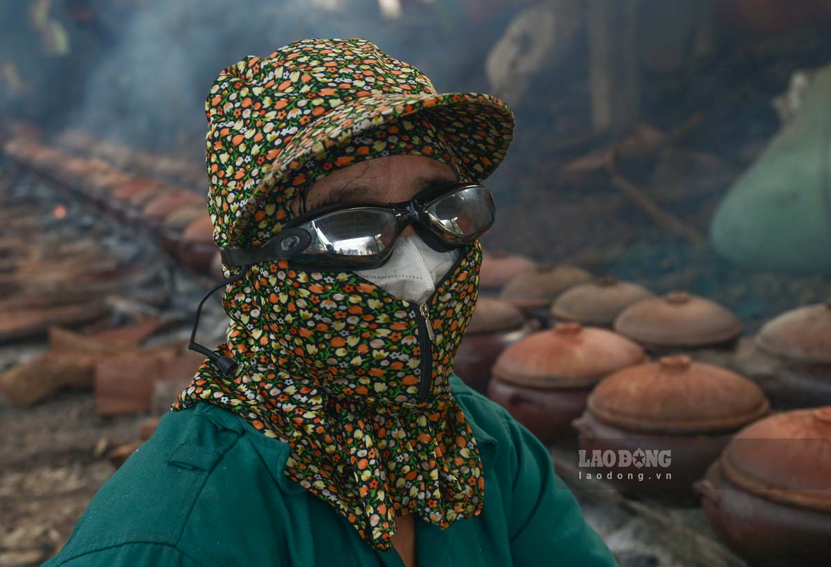 Món kho này rất kỳ công, phải kho từ 12-14 tiếng. Kho cá tưởng chừng đơn giản nhưng thực ra rất vất vả, phải liên tục canh nước, lửa suốt quá trình kho dưới khói bếp cay mắt nên không phải ai cũng chịu được.