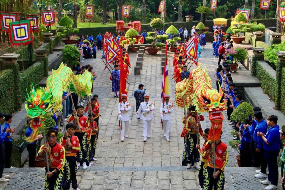 El calendario de vacaciones del Festival Conmemorativo de los Reyes Hùng y el 30 de abril - mayo se lleva a cabo cerca. Foto: Minh Tâm