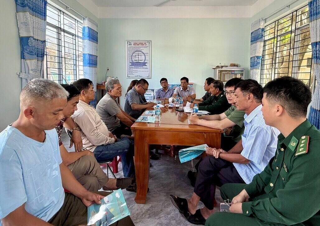 Lực lượng chức năng tuyên truyền chống khai thác thủy sản bất hợp pháp cho ngư dân trên địa bàn. Ảnh: Công an cung cấp  