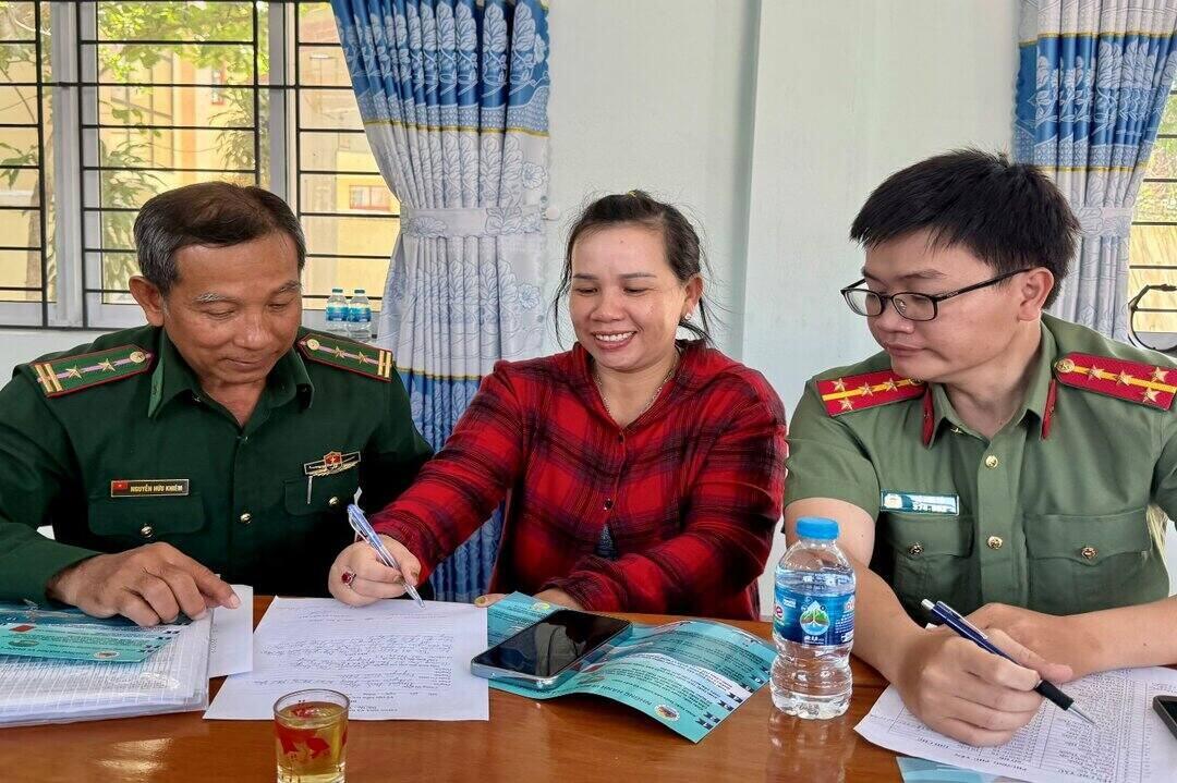 Phu Yen Ward Police (Dak Lak province) coordinate to propagate and mobilize fishing boat owners and fishermen to sign commitments not to violate IUU fishing. Photo: Police provided