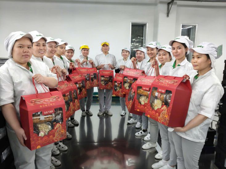 Workers of Nidec Vietnam Company receive Tet gifts from grassroots trade unions from trade union funds. Photo: Duc Long