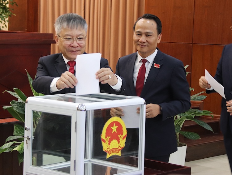 Ông Nguyễn Đức Dũng được các đại biểu tín nhiệm bầu giữ chức vụ Chủ tịch HĐND TP Đà Nẵng. Ảnh: Nguyễn Linh