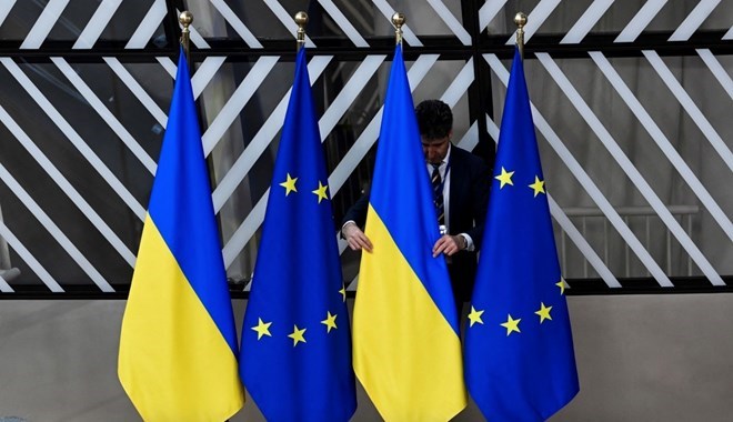Ukrainian flag and EU flag at the European Parliament headquarters in Brussels, Belgium. Photo: AFP