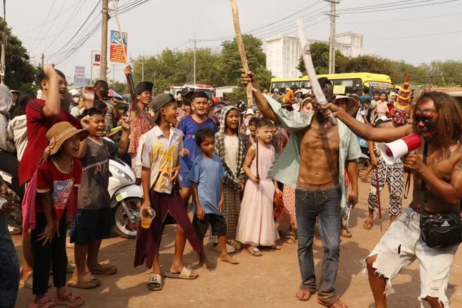 Người dân thực hiện nghi thức xua đuổi tà ma, cầu bình an.. Ảnh: K GỬIH/TTXVN  