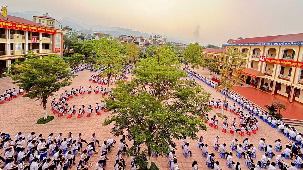 Không gian đọc sách ngoài trời thu hút đông đảo học sinh tham gia.
